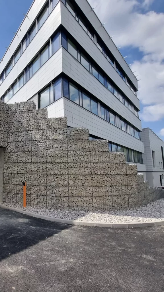 Gabionové opěrné stěny u cest a budov