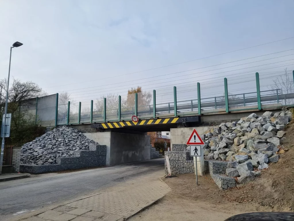 Gabionová opěrná zeď u mostu v Benešově