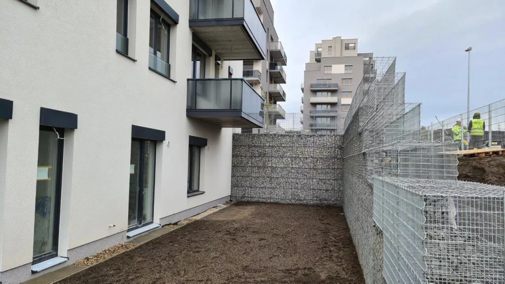 Gabionové opěrné zdi u bytových a administrativních budov