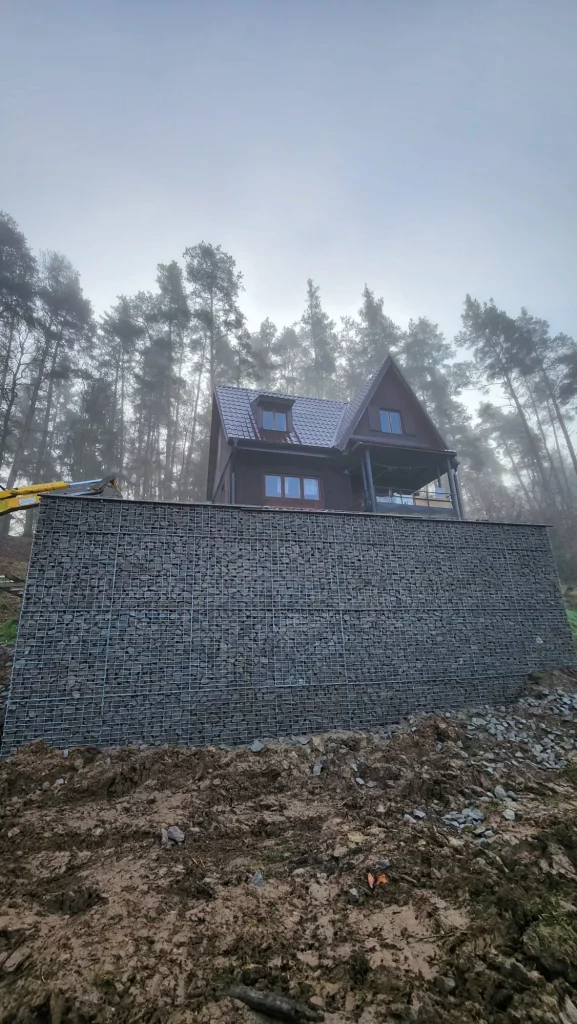 Výstavba gabionové opěrné stěny v Bechyni