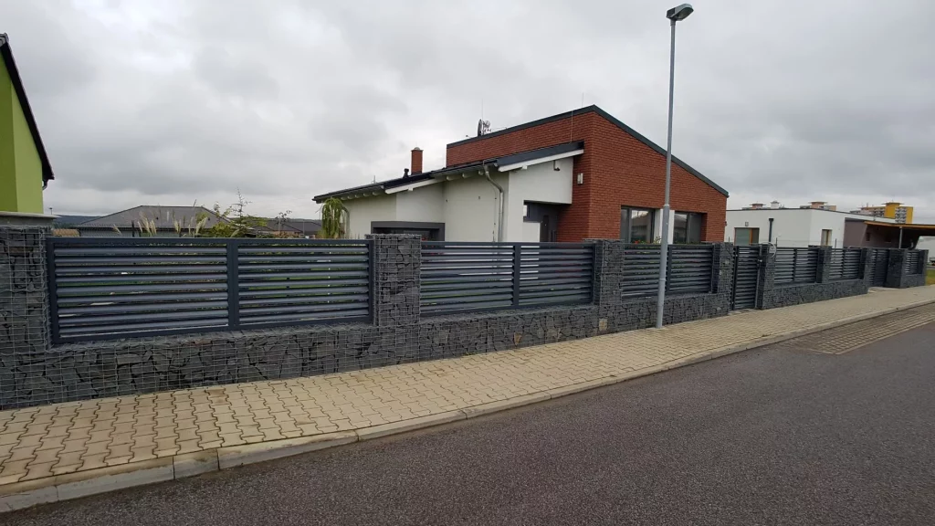 Gabionový plot s dřevěnými výplněmi u domu