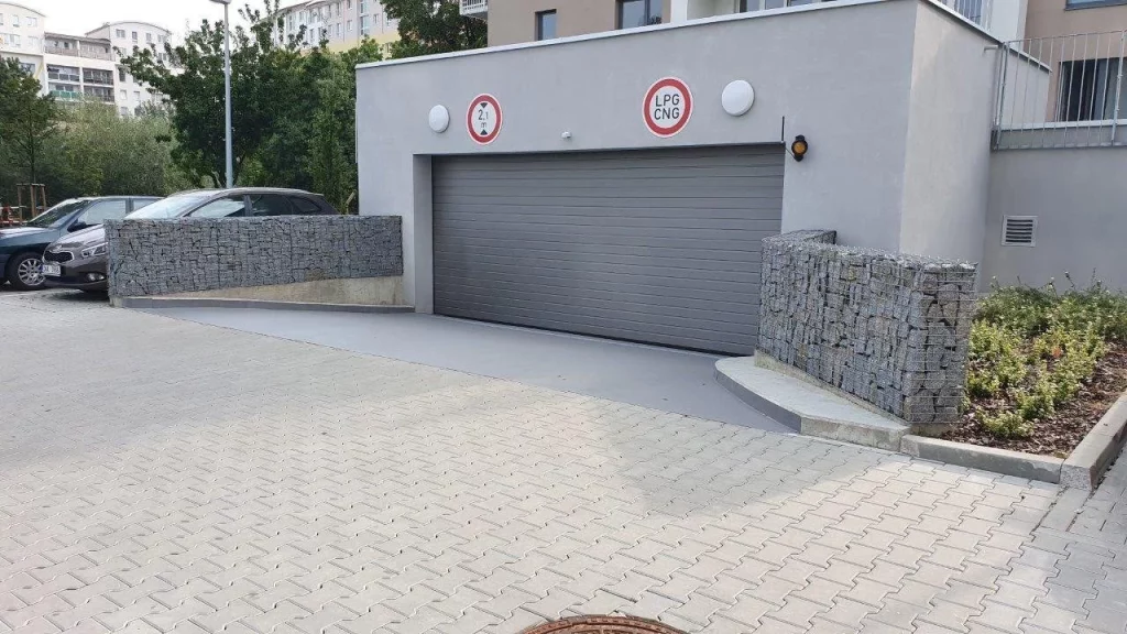 Gabionové stěny u vstupů a garáží bytového domu
