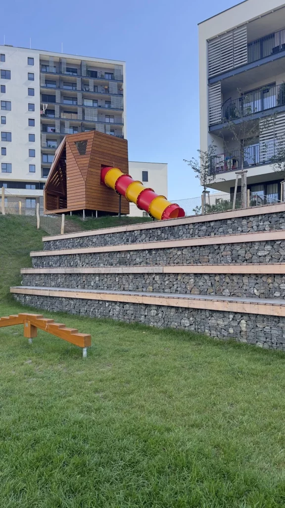 Stupňovité gabionové zídky u dětského hřiště