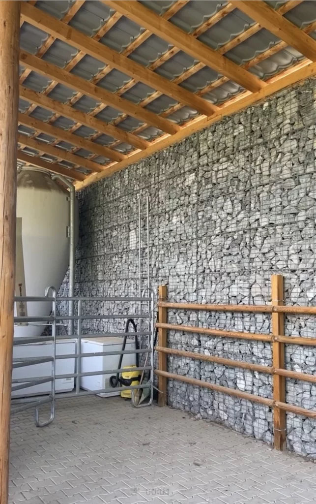 Gabionový obklad stěny pod dřevěným přístřeškem
